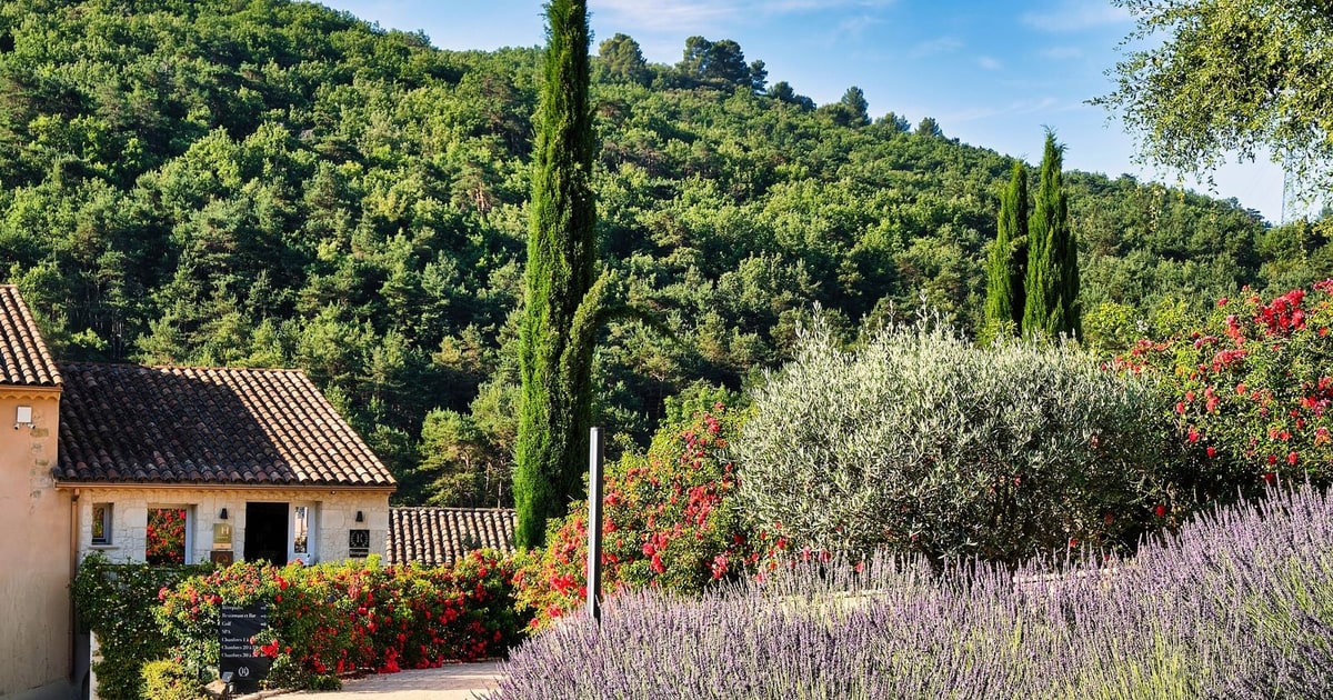 Hôtel 5 étoiles en Luberon : l'arrivée dans un village