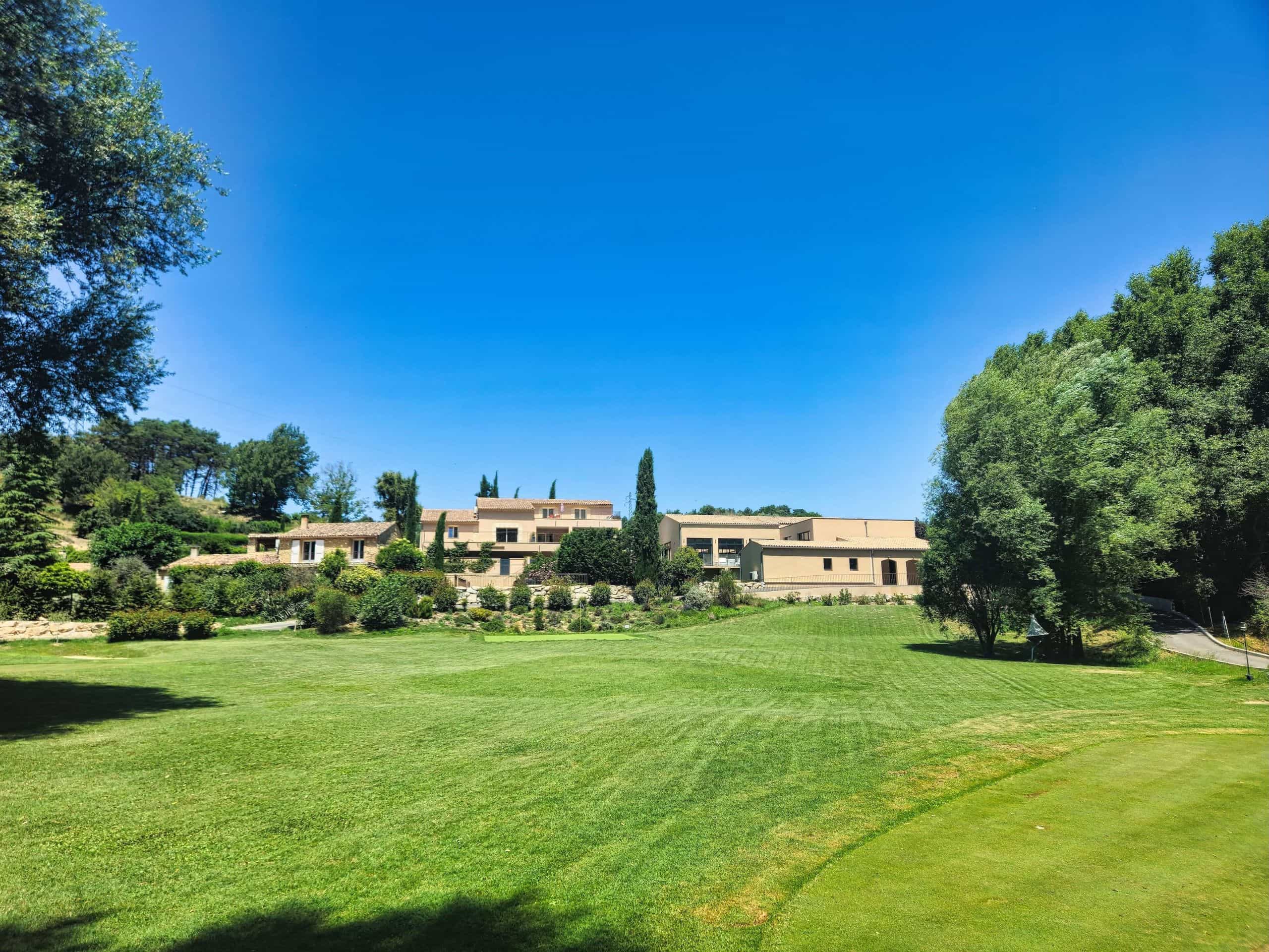 Le Domaine Ribiera et son parc en Haute-Provence