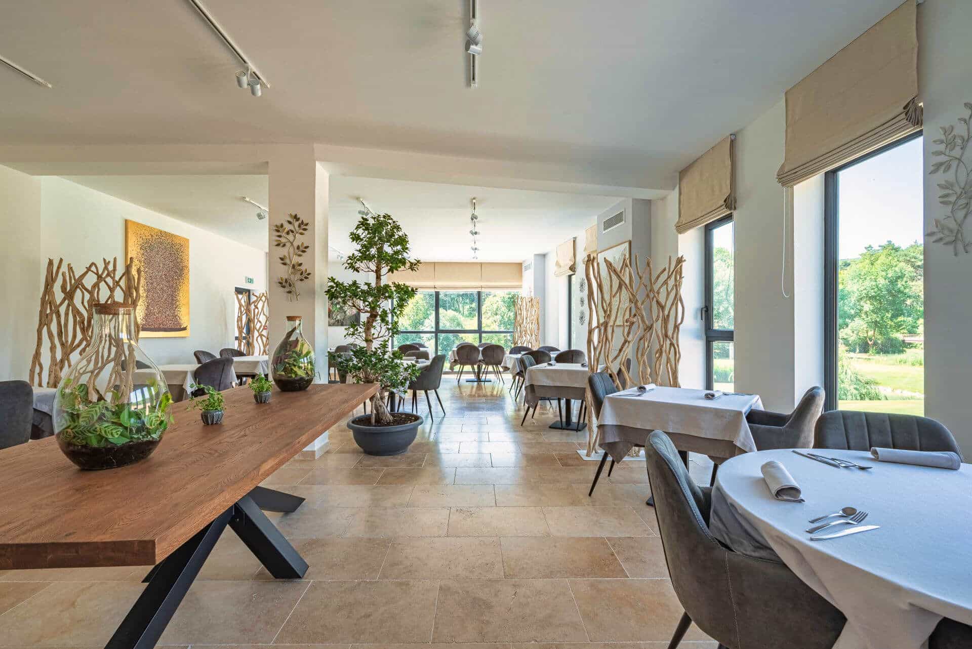 Salle du restaurant gastronomique Le Ribiera, ambiance contemporaine en Provence