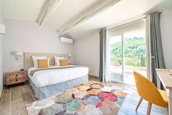 Chambre Supérieure du Domaine Ribiera avec lit king-size, vue jardin et terrasse privée