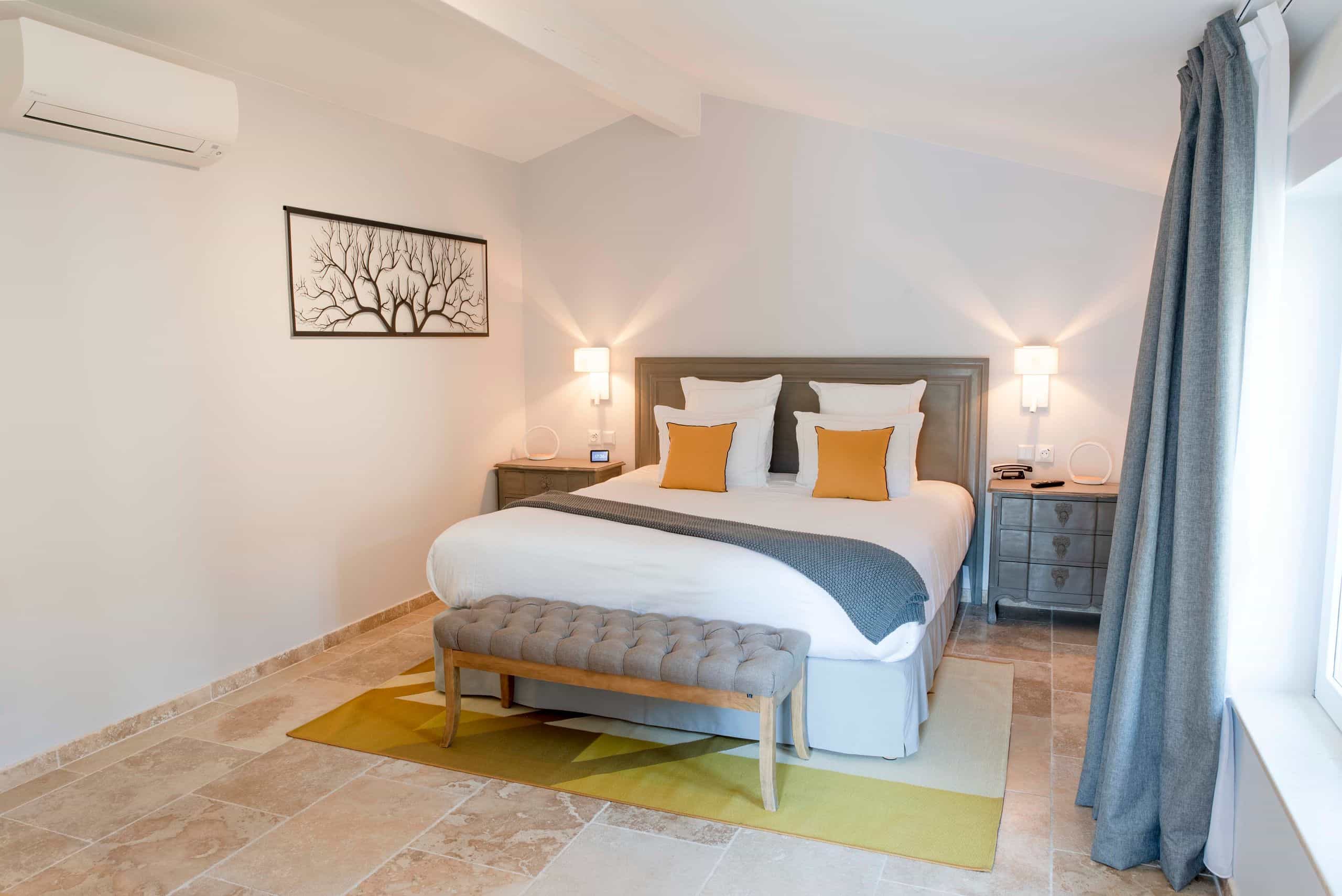 Hôtel Domaine Ribiera — chambre avec lit king-size et terrasse privée